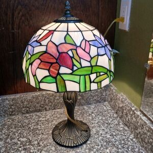 Tiffany Designs Stained Glass Table Lamp with Multicolor Floral Pattern